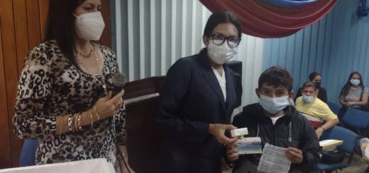 Niños con diabetes del "Club Guerreros Azules" reciben insulina y cintas reactivas
